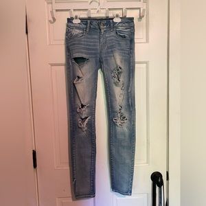 Light wash American Eagle ripped skinny jeans